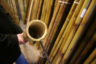 Первый вариант колем ствол бамбука пополам