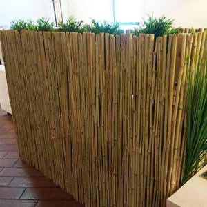 Бамбуковый забор в декоре