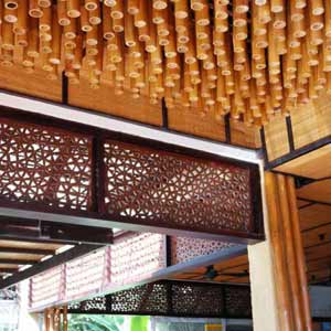 Оформление потолка<br />бамбуковыми стволами
