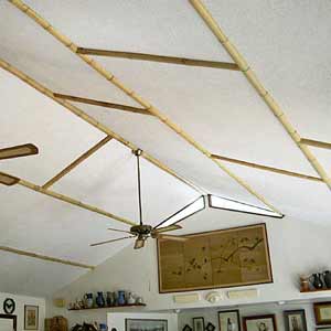 Натуральный бамбук на потолке